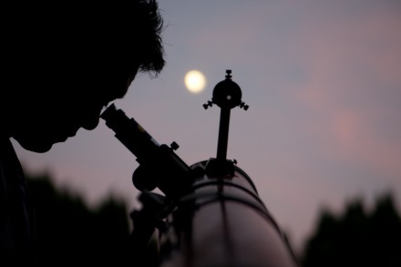 望遠鏡と月